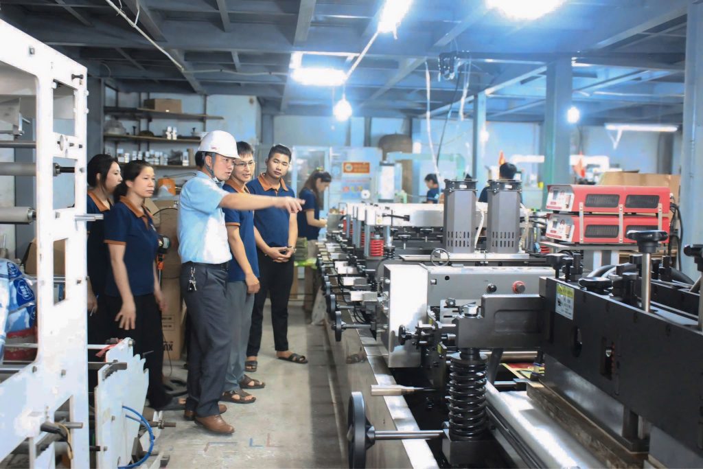 Kỹ sư và đội ngũ công nhân Bao Bì Tâm Thành kiểm tra vận hành an toàn dây chuyền máy móc sản xuất